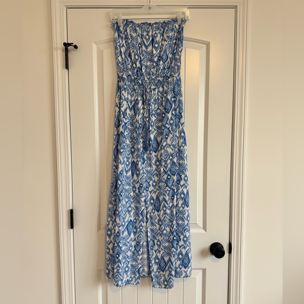 Jessica Simpson Size Medium Strapless Maxi Dress.  Front slit. Blues and white.